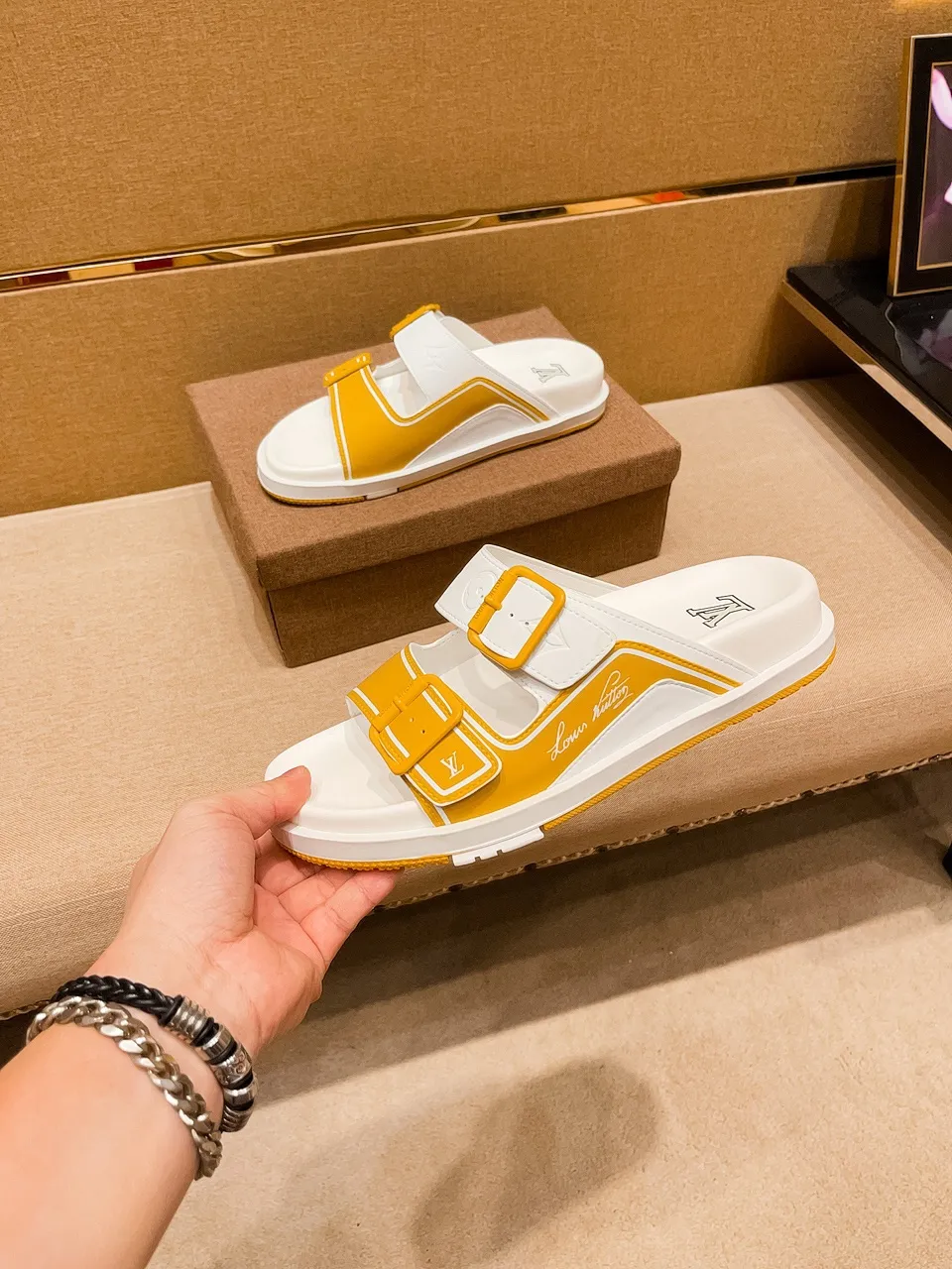Men's shoes 💰 380 💰 New model on the market 🔥 [LV 🔥 Slippers] High-end 1:1 mold customization of first-layer cowhide, original upgraded version of the outsole, lighter and non-slip. The market's top quality, fashionable and trendy, versatile and popular, simple yet tasteful, a must-have for fashionistas, exuding a fashionable and casual atmosphere, fashion is at your feet, full of confidence, the same style at the counter 👍The season of spring and summer slippers is here, they are super beautiful to wear, 38-44, multiple colors available🔥